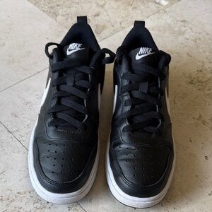 Nike Boys Black and White Court Boroughs